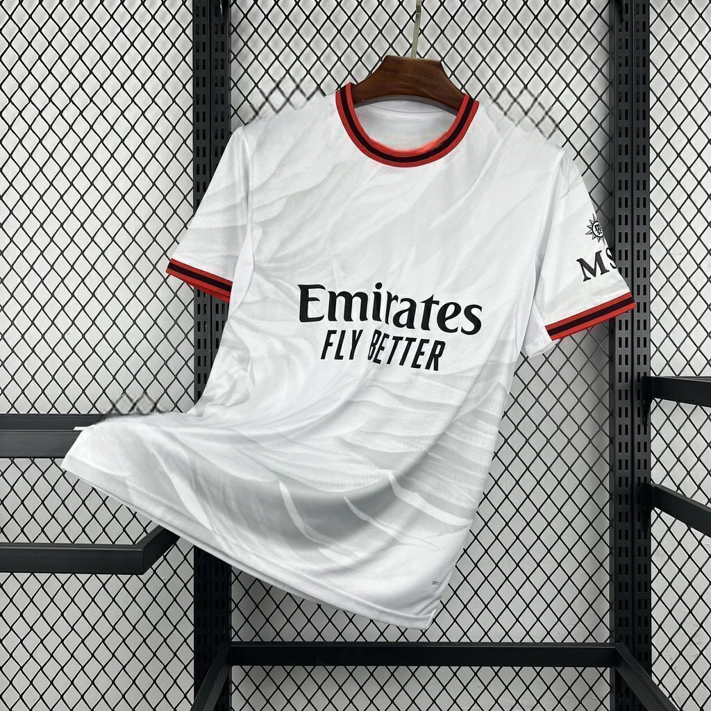 Vista frontal de la camiseta AC Milan 26-27 visitante en color blanco, con cuello redondo y ribetes rojos y negros