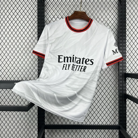 Vista frontal de la camiseta AC Milan 26-27 visitante en color blanco, con cuello redondo y ribetes rojos y negros