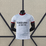 Vista frontal de la camiseta AC Milan 26-27 visitante versión Player en blanco hielo, con patrón tonal, cuello redondo y ribetes rojos y negros