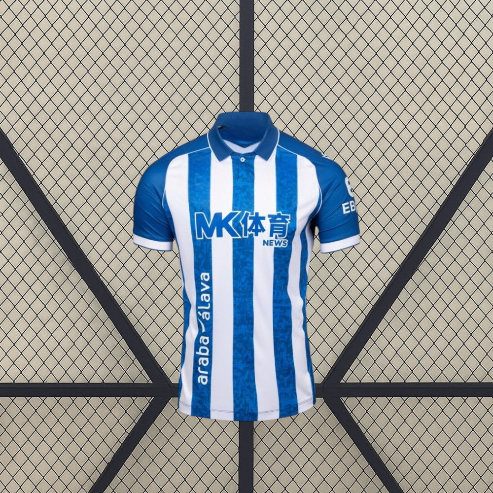Vista frontal de la camiseta Alavés 26-27 local con franjas verticales azules y blancas, cuello tipo polo azul y manga corta