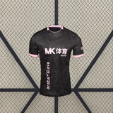 Vista frontal de la camiseta Alavés 26-27 visitante en negro, con patrón topográfico tonal, cuello redondo y ribetes rosas