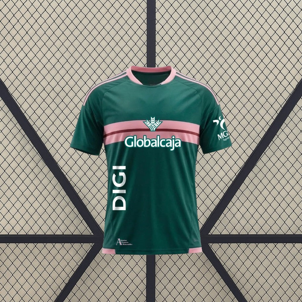 Vista frontal de la camiseta Albacete 26-27 Visitante verde con franja rosa en el pecho, detalles rosas en hombros y cuello redondo