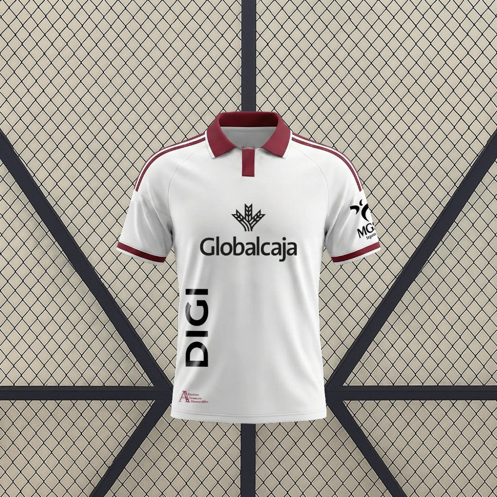 Vista frontal de la camiseta Albacete 26-27 local blanca con cuello polo granate, detalles granates en hombros y ribetes en las mangas
