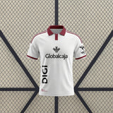 Vista frontal de la camiseta Albacete 26-27 local blanca con cuello polo granate, detalles granates en hombros y ribetes en las mangas