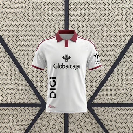 Vista frontal de la camiseta Albacete 26-27 local blanca con cuello polo granate, detalles granates en hombros y ribetes en las mangas