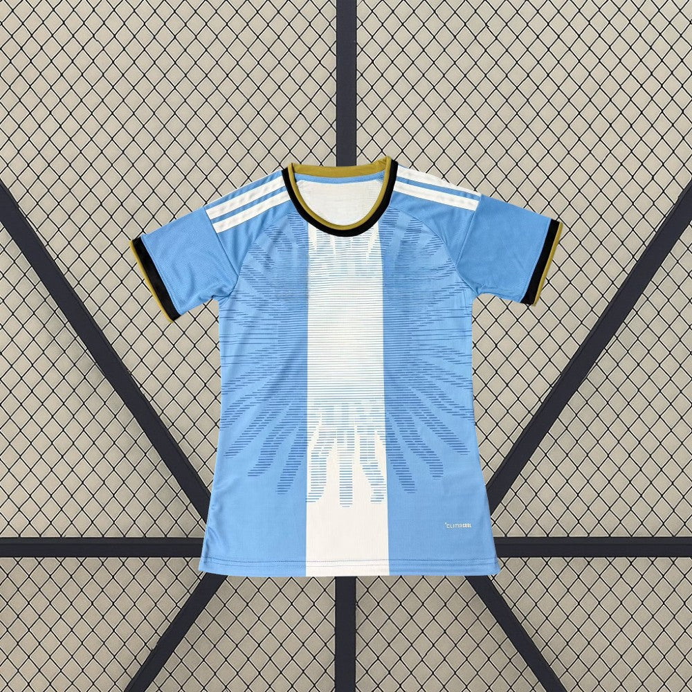 Vista frontal de la camiseta Argentina 26-27 de mujer edición conmemorativa de Lionel Messi en celeste y blanco con gráfico tonal