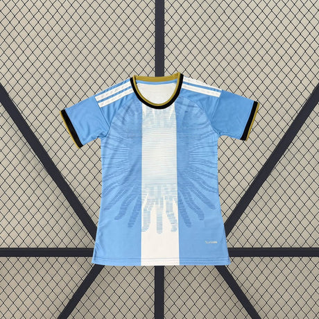 Vista frontal de la camiseta Argentina 26-27 de mujer edición conmemorativa de Lionel Messi en celeste y blanco con gráfico tonal