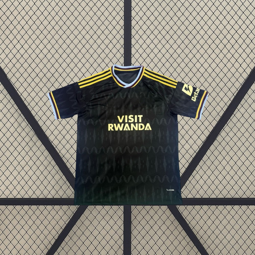 Vista frontal de la camiseta Aston Villa 26-27 Visitante con base negra, patrón tonal, detalles amarillos y cuello a contraste