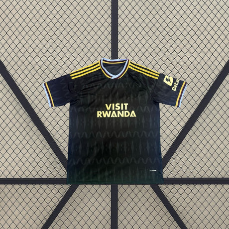 Vista frontal de la camiseta Aston Villa 26-27 Visitante con base negra, patrón tonal, detalles amarillos y cuello a contraste