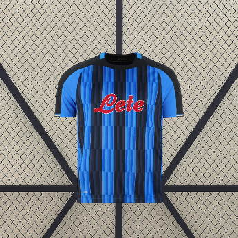 Vista frontal de la camiseta Atalanta 26-27 local con franjas verticales azules y negras, cuello redondo y paneles oscuros en los hombros