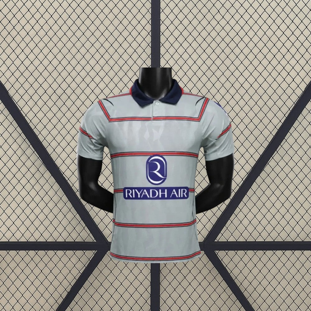 Vista frontal de la camiseta Atlético de Madrid 26-27 3ª equipación Player Version gris verdosa con franjas horizontales y cuello azul marino