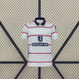 Vista frontal de la camiseta Atlético de Madrid 26-27 3ª equipación gris con franjas horizontales rojas y azules y cuello tipo polo