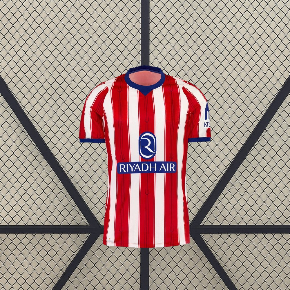 Vista frontal de la camiseta Atlético de Madrid 26-27 local con franjas verticales rojas y blancas, cuello azul y manga corta