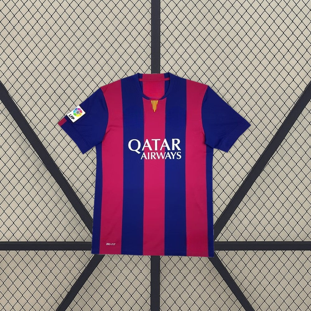 Vista frontal de la camiseta Barcelona 14-15 local versión retro con franjas verticales azules y granates, manga corta y cuello redondo