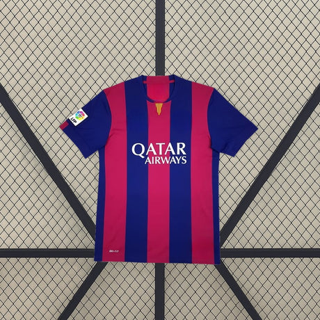 Vista frontal de la camiseta Barcelona 14-15 local versión retro con franjas verticales azules y granates, manga corta y cuello redondo