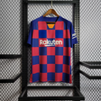 Vista frontal de la camiseta Barcelona 19-20 local versión retro con diseño de cuadros azules y granates, manga corta y cuello de pico