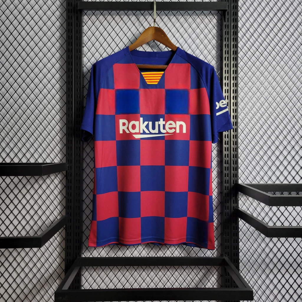 Vista frontal de la camiseta Barcelona 19-20 local versión retro con diseño de cuadros azules y granates, manga corta y cuello de pico