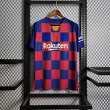 Vista frontal de la camiseta Barcelona 19-20 local versión retro con diseño de cuadros azules y granates, manga corta y cuello de pico