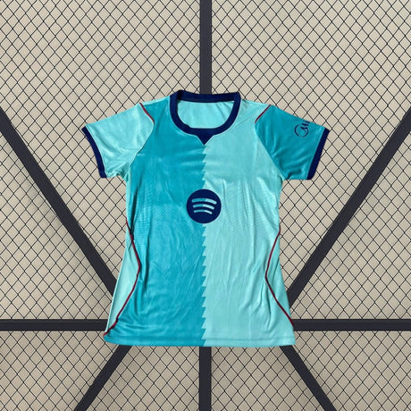 Vista frontal de la camiseta Barcelona 26-27 3ª equipación de mujer en turquesa con detalles azul marino y granates