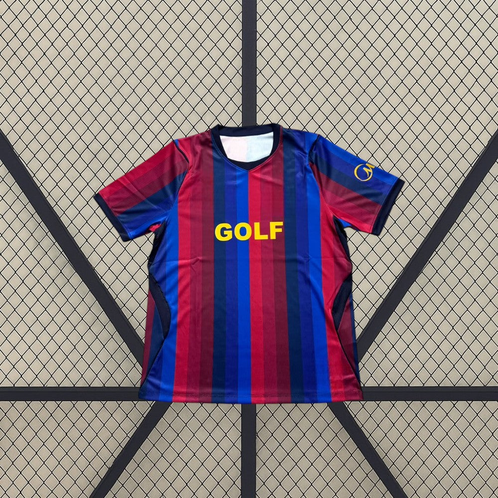 Vista frontal de la camiseta Barcelona 26-27 Edición Especial Golf Wang con franjas azules y granates y detalles amarillos