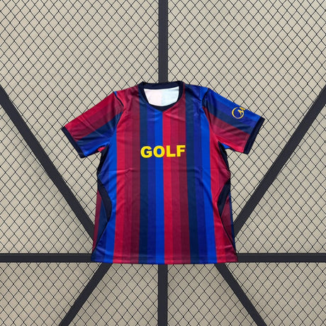 Vista frontal de la camiseta Barcelona 26-27 Edición Especial Golf Wang con franjas azules y granates y detalles amarillos