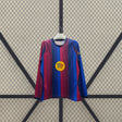 Vista frontal de la camiseta Barcelona 26-27 Local de manga larga con franjas verticales azules y granates