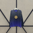 Vista frontal de la camiseta Barcelona 26-27 Visitante de manga larga con diseño oscuro, degradado morado y detalles violetas