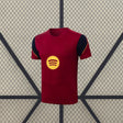Vista frontal de la camiseta Barcelona 26-27 de entrenamiento en granate con paneles azul marino y detalles amarillos en los hombros