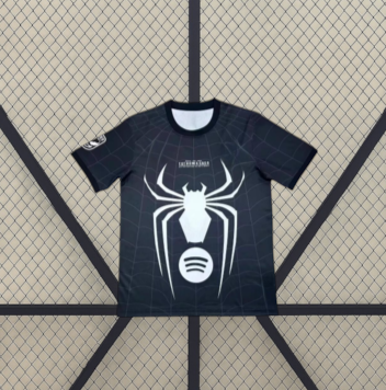 Vista frontal de la camiseta Barcelona 26-27 edición especial Spider Man Black en negro con patrón de telaraña y gran gráfico de araña blanco