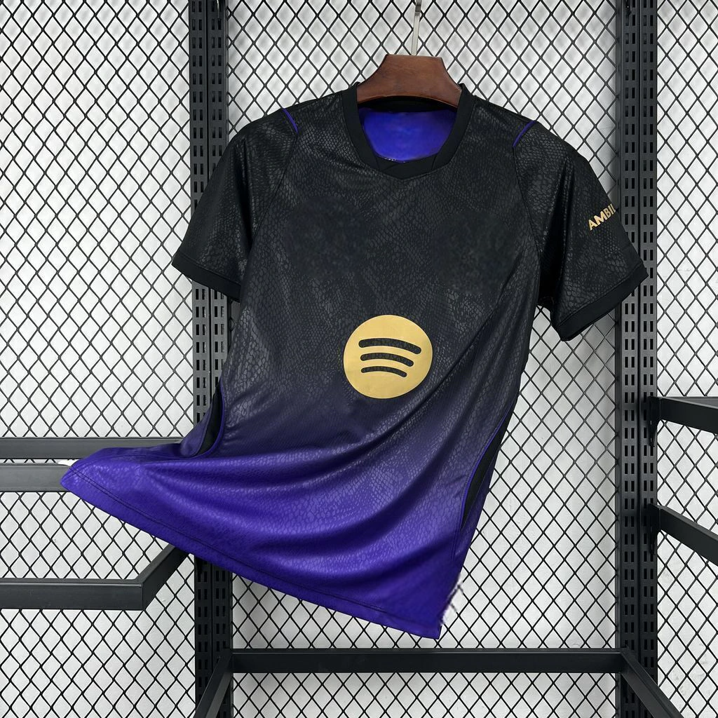 Vista frontal de la camiseta Barcelona 26-27 visitante en negro y morado, con degradado inferior, cuello redondo y detalles dorados