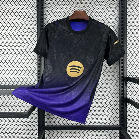 Vista frontal de la camiseta Barcelona 26-27 visitante en negro y morado, con degradado inferior, cuello redondo y detalles dorados
