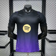 Vista frontal de la camiseta Barcelona 26-27 visitante versión Player con degradado negro y morado, cuello redondo y corte ceñido