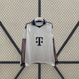 Vista frontal de la camiseta Bayern Munich 26-27 Visitante de manga larga blanca con detalles azul marino y rojo y cuello tipo polo