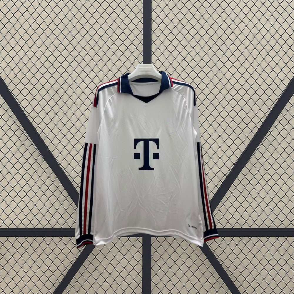 Vista frontal de la camiseta Bayern Munich 26-27 Visitante de manga larga blanca con detalles azul marino y rojo y cuello tipo polo