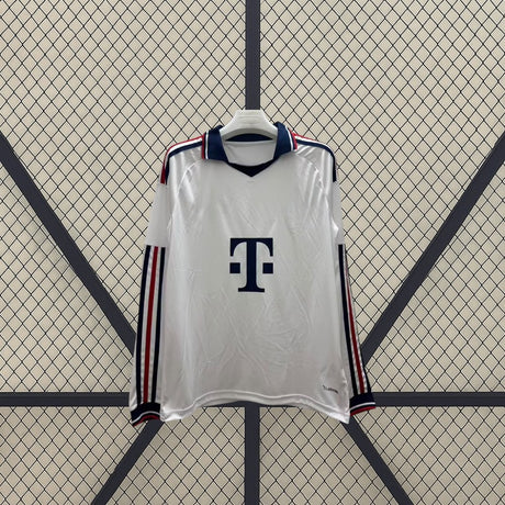 Vista frontal de la camiseta Bayern Munich 26-27 Visitante de manga larga blanca con detalles azul marino y rojo y cuello tipo polo