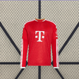 Vista frontal de la camiseta Bayern Munich 26-27 local de manga larga en rojo, con cuello redondo y detalles blancos en hombros y mangas