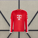Vista frontal de la camiseta Bayern Munich 26-27 local de manga larga en rojo, con cuello redondo y detalles blancos en hombros y mangas