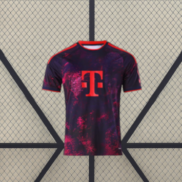 Vista frontal de la camiseta Bayern Munich 26-27 tercera equipación en azul marino oscuro con estampado fucsia y detalle central en el pecho