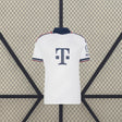 Vista frontal de la camiseta Bayern Munich 26-27 visitante en color blanco, con cuello azul marino y ribetes rojos y azules en mangas y hombros