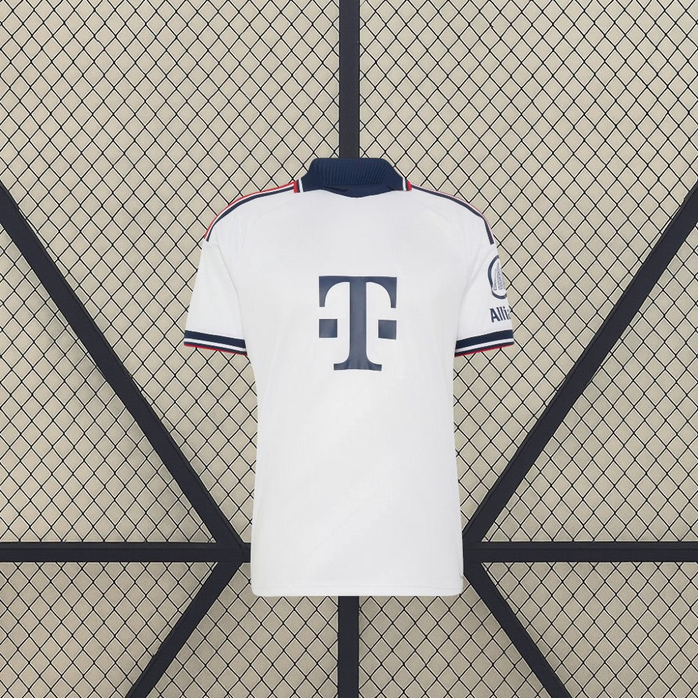 Vista frontal de la camiseta Bayern Munich 26-27 visitante en color blanco, con cuello azul marino y ribetes rojos y azules en mangas y hombros