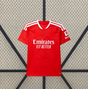 Vista frontal de la camiseta Benfica 26-27 local en rojo, con cuello en V, detalles blancos en los hombros y patrón tonal