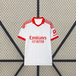 Vista frontal de la camiseta Benfica 26-27 visitante en blanco, con cuello rojo, detalles rojos en hombros y patrón ornamental tonal