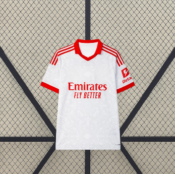 Vista frontal de la camiseta Benfica 26-27 visitante en blanco, con cuello rojo, detalles rojos en hombros y patrón ornamental tonal