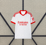 Vista frontal de la camiseta Benfica 26-27 visitante en blanco, con cuello rojo, detalles rojos en hombros y patrón ornamental tonal