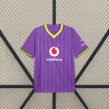 Vista frontal de la camiseta Borussia Dortmund 26-27 tercera equipación morada con cuello de pico amarillo neón y franjas verticales tonales