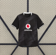 Vista frontal de la camiseta Borussia Dortmund 26-27 visitante negra con patrón tonal geométrico, cuello redondo y detalles blancos