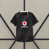Vista frontal de la camiseta Borussia Dortmund 26-27 visitante negra con patrón tonal geométrico, cuello redondo y detalles blancos