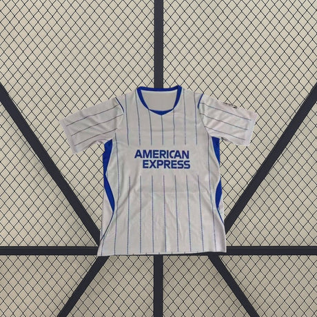 Vista frontal de la camiseta Brighton 26-27 Visitante blanca con finas líneas verticales azules, cuello redondo y paneles laterales azules