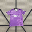 Vista frontal de la camiseta Burgos 26-27 tercera equipación en color morado, con cuello en V y patrón gráfico tonal en el frontal