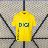 Vista trasera de la camiseta Cádiz 26-27 local en amarillo, con cuello tipo polo y pequeño detalle azul bajo el cuello